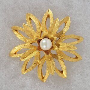 Vintage Classic Elegant Grannycore Mobwife Gold-Tone Faux Pearl Flower Brooch